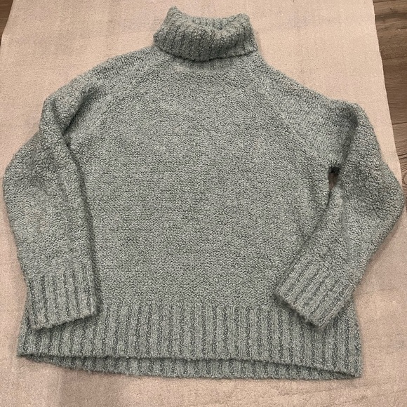 ❤️Host Picks❤️[M]Club Monaco Soft Boucle Turtleneck Chandails Glacier Sweater - Picture 1 of 6